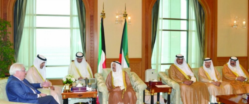 الشيخ صباح الأحمد مستقبلا غريفيث (كونا)