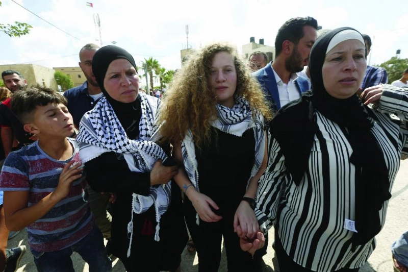 عهد التميمي ووالدتها لحظة الإفراج عنهما أمس (إ ب أ)