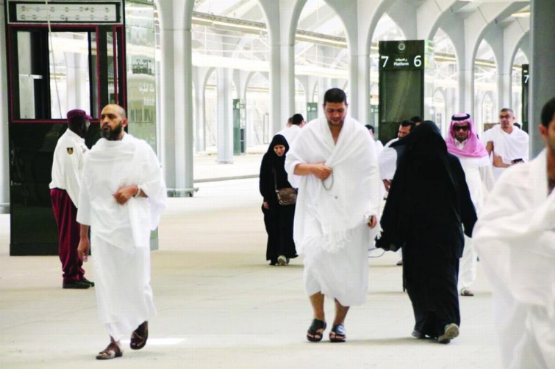 معتمرون في إحدى محطات قطار الحرمين خلال الرحلات التجريبية (مكة)
