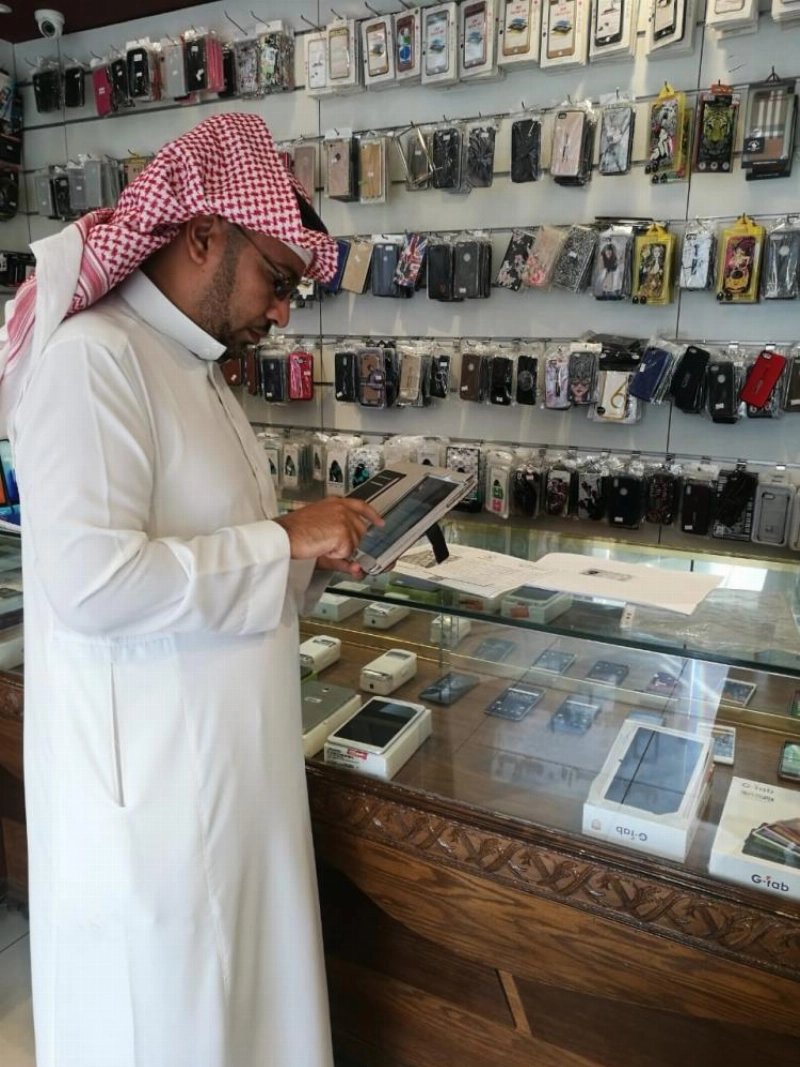 مفتش العمل أثناء الجولة (وزارة العمل)