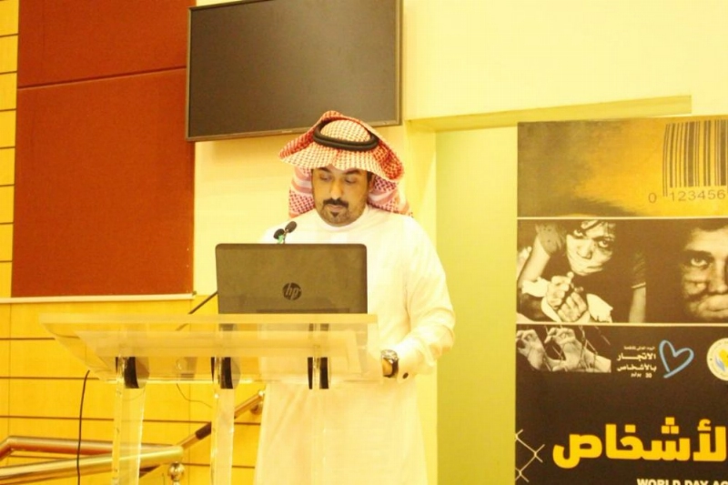 ماجد الشهري متحدثا خلال الورشة (وزارة العمل)