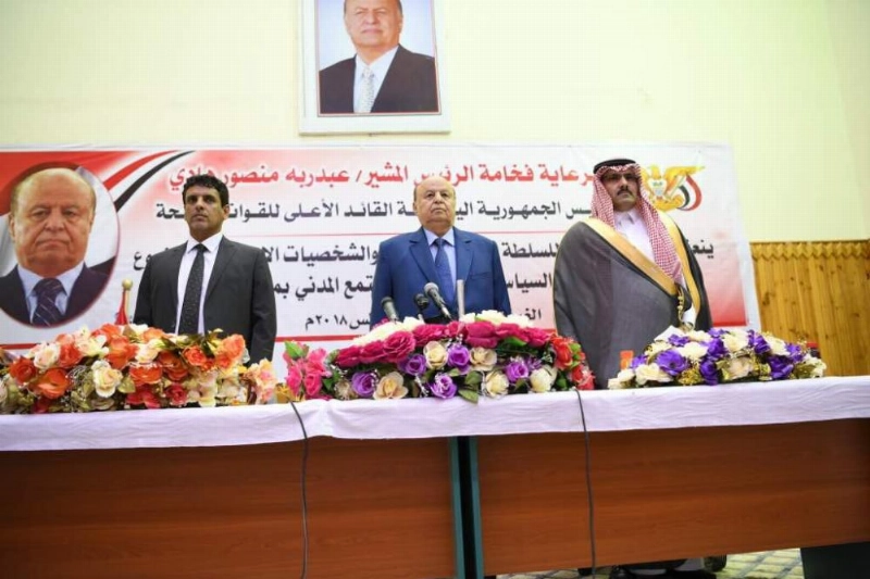 عبد ربه منصور ومحمد آل جابر خلال تدشين مشروعات المهرة (معمر الإرياني)