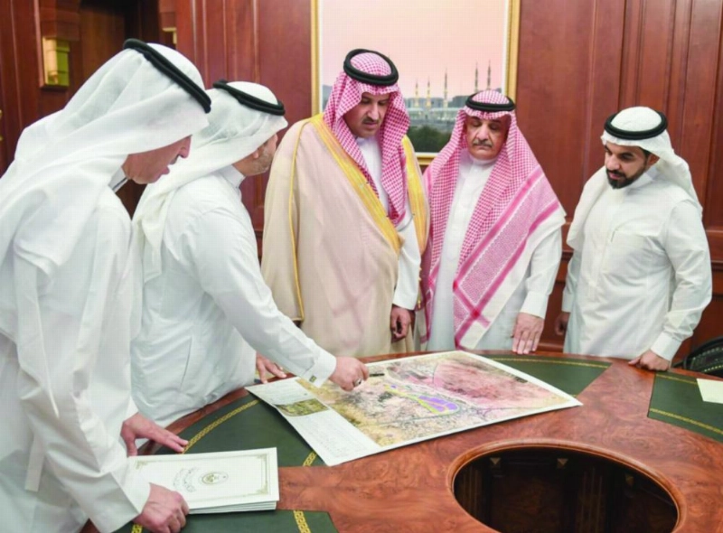 فيصل بن سلمان مطلعا على أعمال لجنة الحج بالمدينة المنورة (واس)