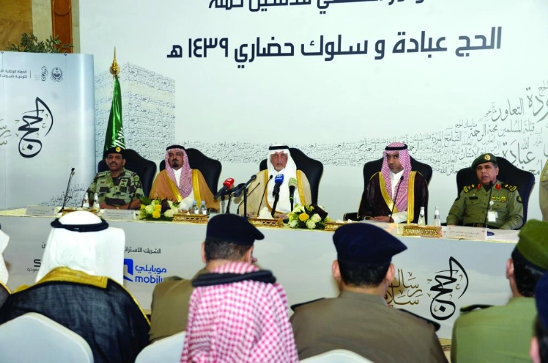 خالد الفيصل خلال إطلاق حملة الحج عبادة وسلوك حضاري في جدة أمس (واس)