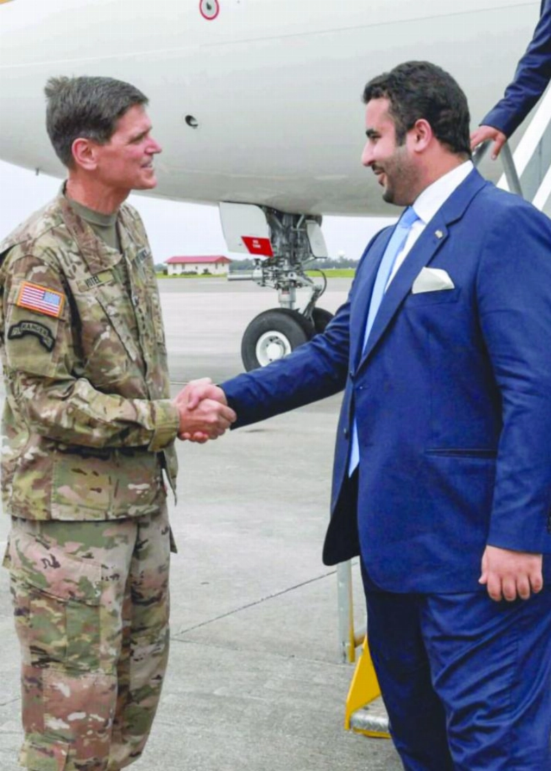 الأمير خالد بن سلمان خلال زيارته مقر القيادة المركزية الأمريكية (مكة)