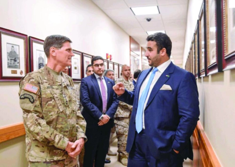الأمير خالد بن سلمان خلال زيارته مقر القيادة المركزية الأمريكية (مكة)