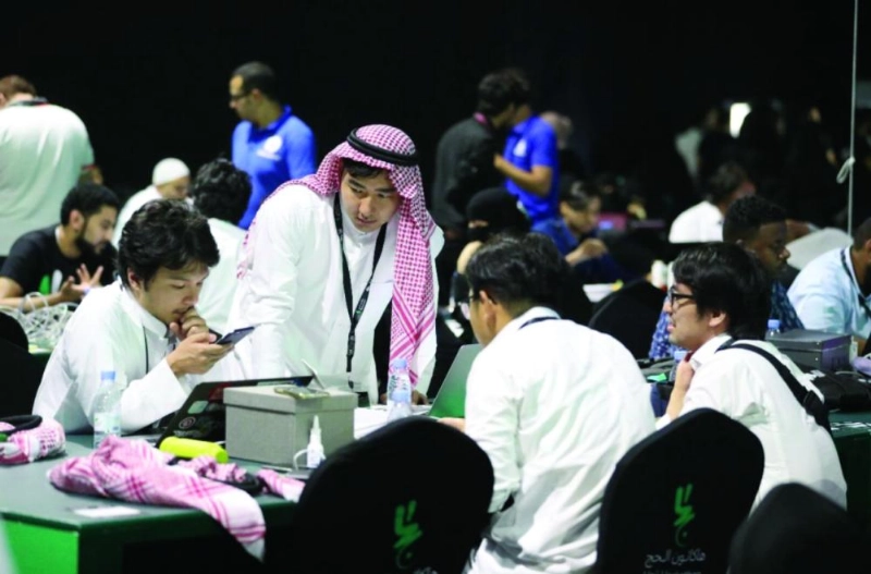 مشارك ياباني يرتدي الزي السعودي خلال هاكاثون الحج في جدة أمس (واس)