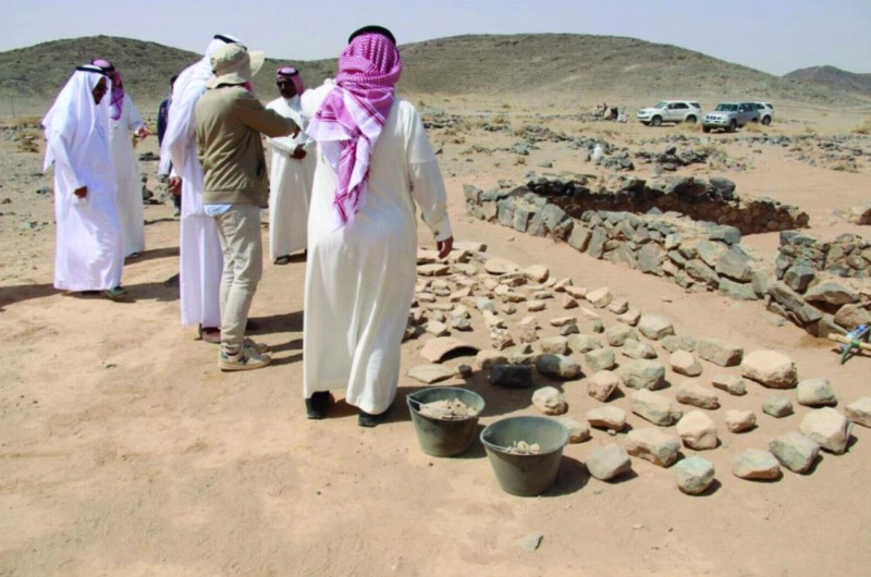 فريق التنقيب خلال أعماله في محافظة الدوادمي (مكة)