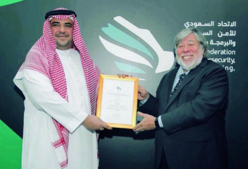 سعود القحطاني يسلم ستيف وزنياك شهادة الاتحاد السيبراني (مكة)