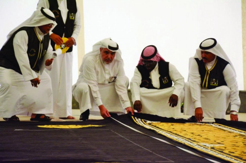 لجنة الفحص تتأكد من جاهزية ثوب الكعبة المشرفة (واس)