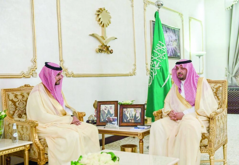 فيصل بن خالد خلال استقباله أحمد الحقباني (مكة)