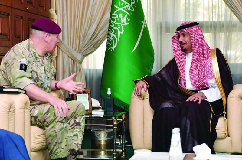 خالد بن عياف خلال استقباله جون لوريمير (واس)