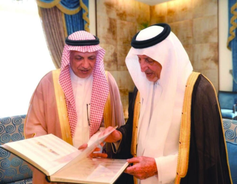 خالد الفيصل مطلعا على خطة البريد السعودي للحج (واس)