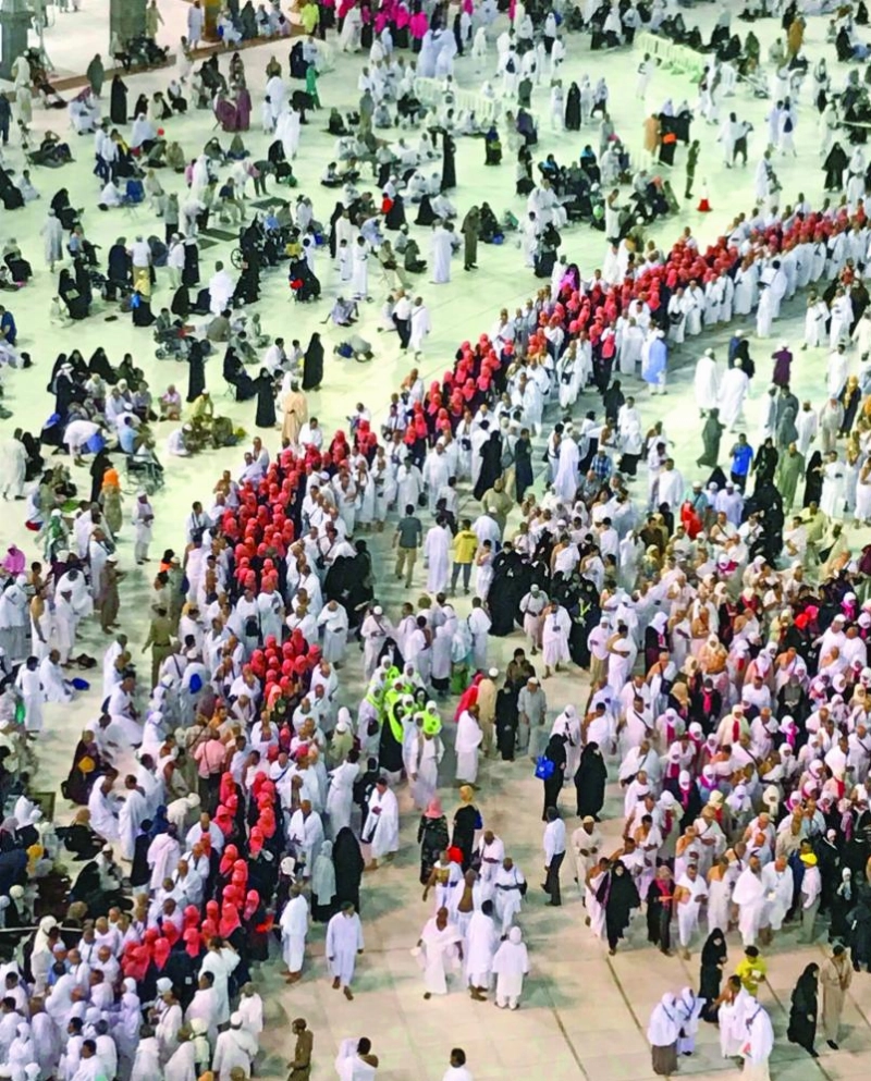 أفواج من الحجاج خلال تأدية الطواف في الحرم المكي أمس (ياسر بخش)