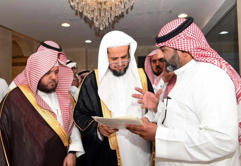 النائب العام ملتقيا بأحد المراجعين (واس)