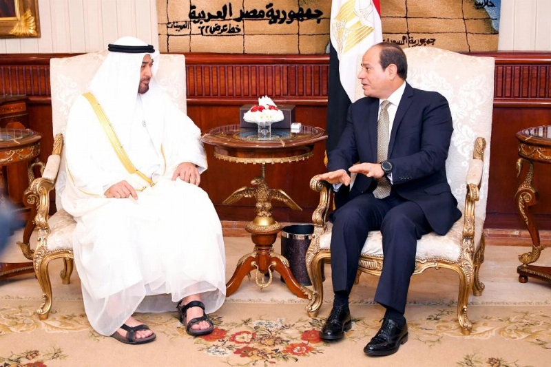 عبدالفتاح السيسي خلال استقباله محمد بن زايد أمس في القاهرة (د ب أ)