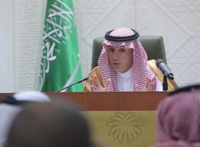 عادل الجبير متحدثا خلال المؤتمر الصحفي بالرياض أمس (زياد الرزيزاء)
