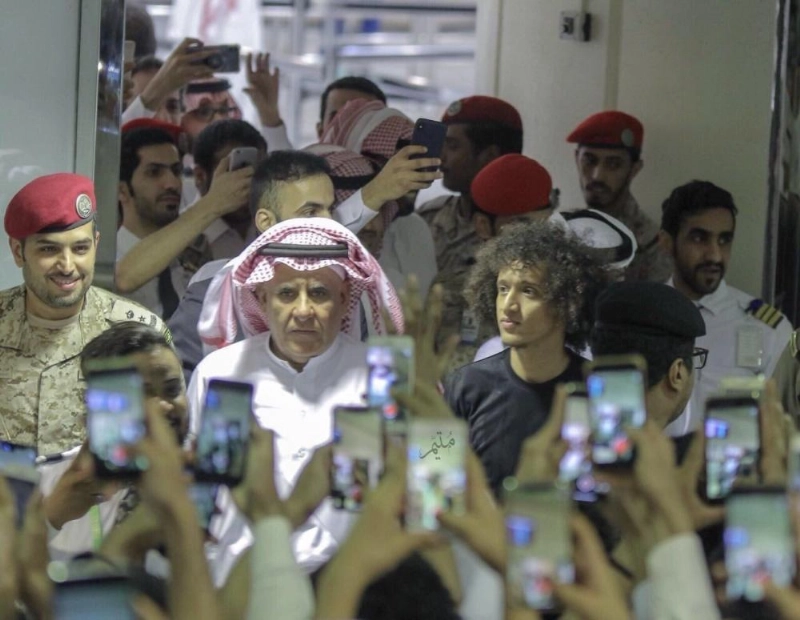 عموري برفقة منسق فريق الهلال فهد المديد (مكة)