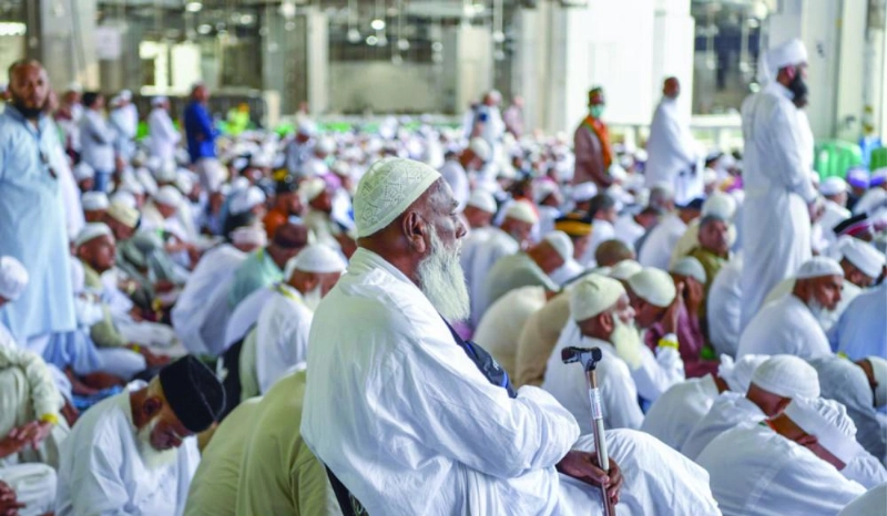 عدد من ضيوف الرحمن والزوار خلال صلاة الجمعة بالمسجد الحرام (واس)