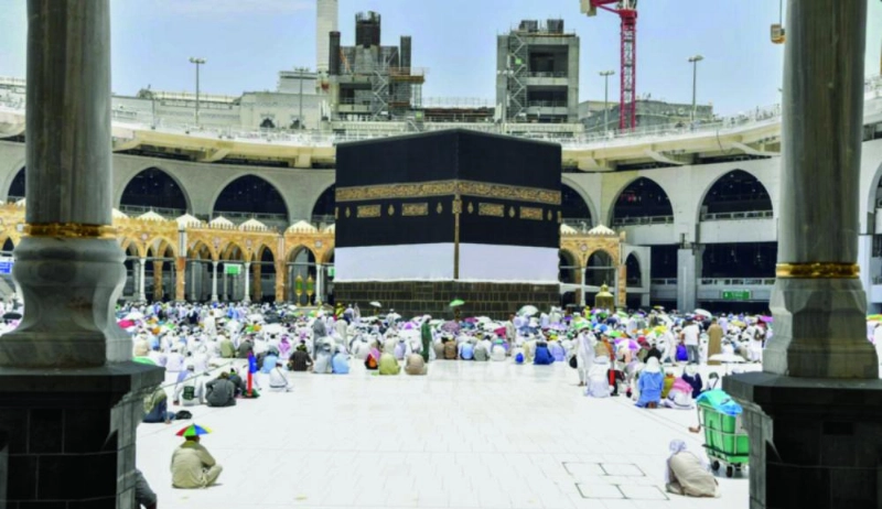عدد من ضيوف الرحمن والزوار خلال صلاة الجمعة بالمسجد الحرام