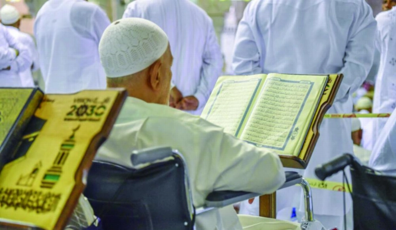 أحد المصلين يقرأ القرآن بالمسجد الحرام (واس)