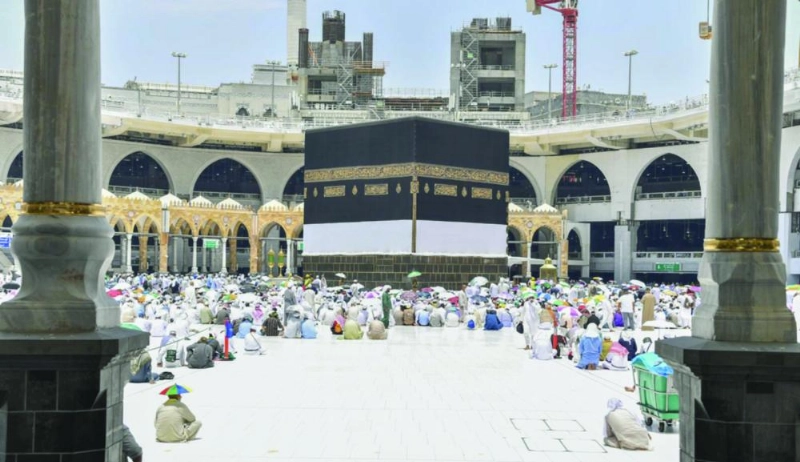 عدد من ضيوف الرحمن والزوار خلال صلاة الجمعة بالمسجد الحرام (واس)