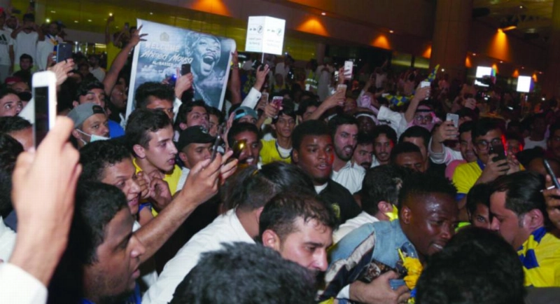 أحمد موسى لحظة استقباله الضخم من قبل جماهير النصر (إعلامي النصر)