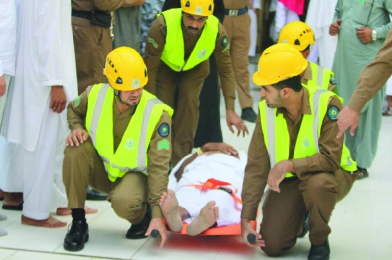 فرق الدفاع المدني تنقل أحد زوار الحرم المكي (واس)