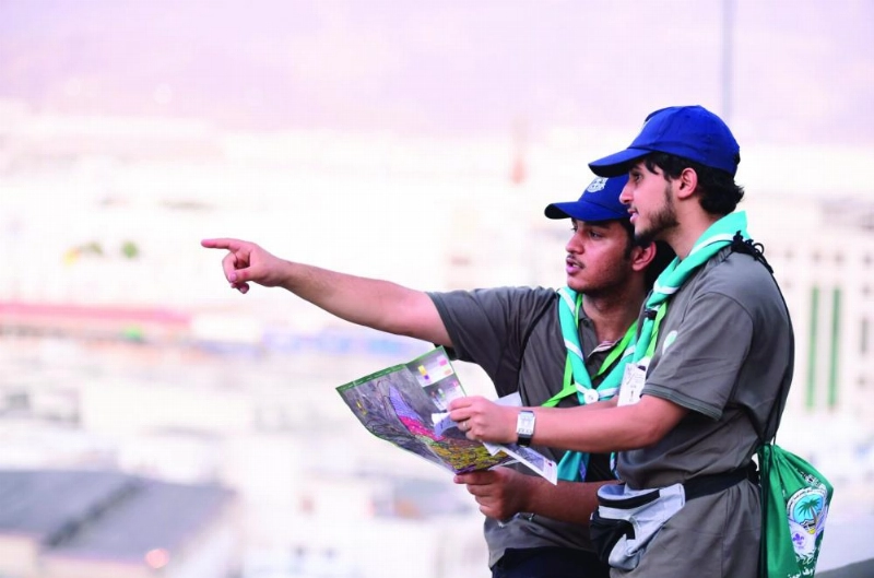 كشافان خلال مراجعتهما خرائط الإرشاد (واس)