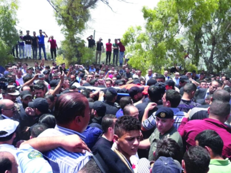 جموع المشيعين لأحد ضحايا الحادثة (تويتر)