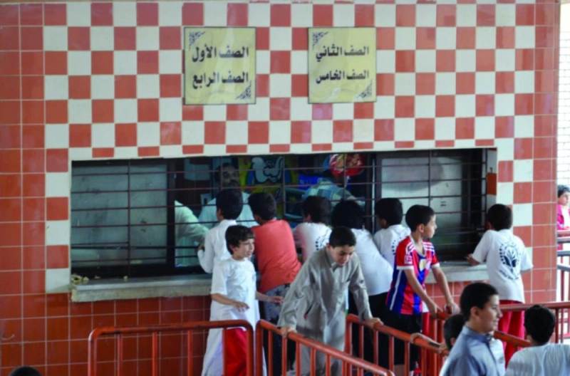 طلاب بأحد المقاصف المدرسية في وقت سابق (مكة)