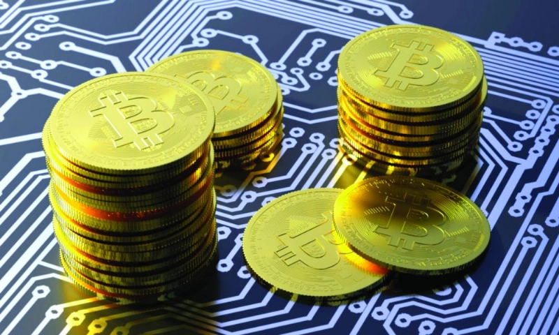 العملة الافتراضية البيتكوين على لوحة الدائرة الالكترونية (مكة)