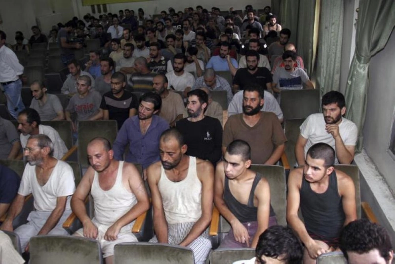 معتقلون في السجون السورية (تويتر)