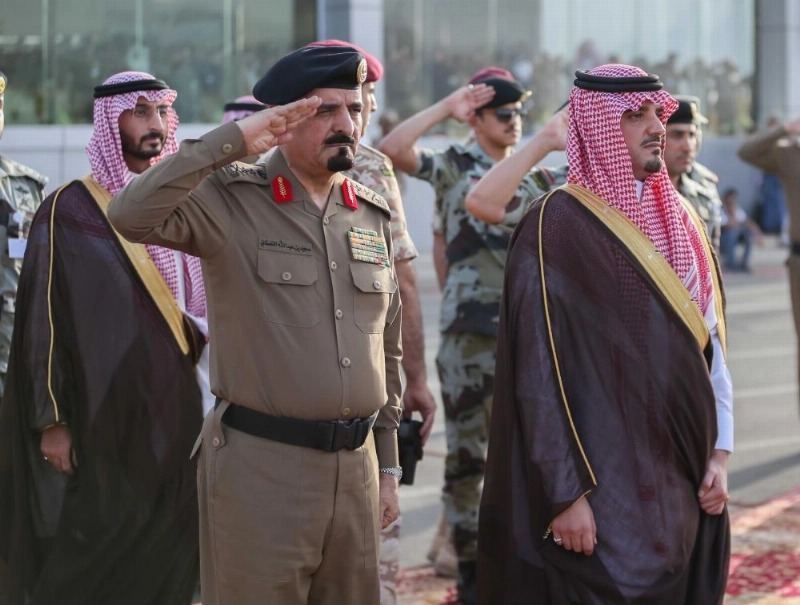 عبدالعزيز بن سعود خلال رعايته العرض العسكري لقوات أمن الحج (ياسر بخش)