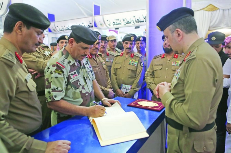 قيادات أمنية خلال معرض شعبة الأسلحة والمتفجرات (مكة)