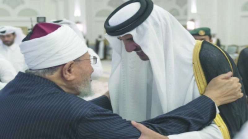 القرضاوي وأمير قطر