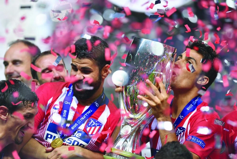 لاعبو أتلتيكو مدريد يحتفلون بالكأس (د ب أ)