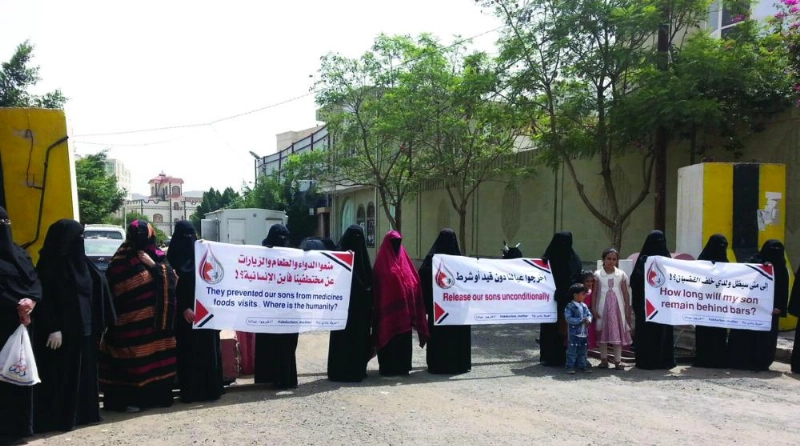 جانب من الوقفة أمام المفوضية (رابطة الأمهات)