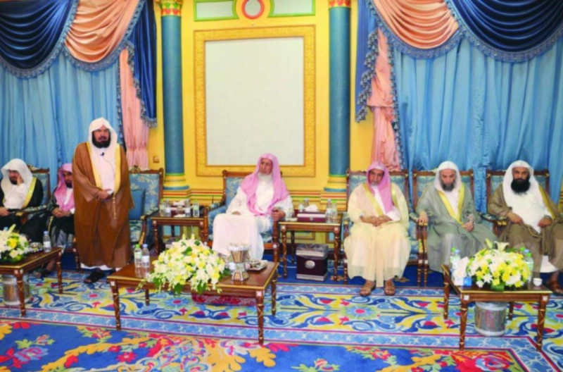 عبدالعزيز آل الشيخ مستقبلا عبدالرحمن السديس وأئمة الحرم (واس)
