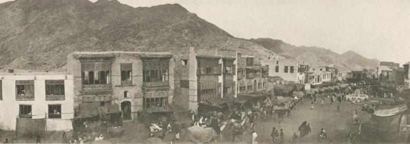 حركة الحجاج عبر وادي منى إلى سهل عرفات، ويمثل العمود المسور ما يسمى بالشيطان الثاني (الجمرة الوسطى)