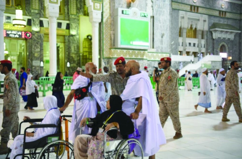 أفراد القوات البرية أمام بوابات الحرم المكي (واس)