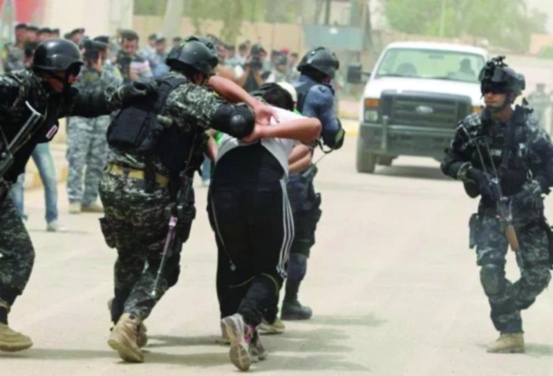 جنود عراقيون يقبضون على متهم (تويتر)