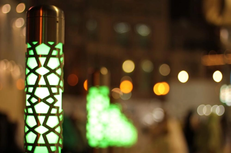 من إضاءة أعمدة الإنارة ليلا (مكة)