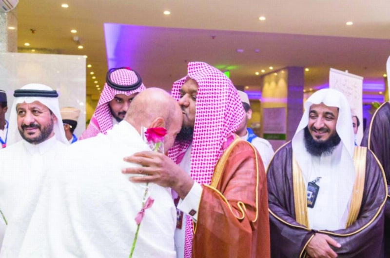 من استقبال الحجاج من أسر شهداء ومصابي الجيش والشرطة المصرية (واس)