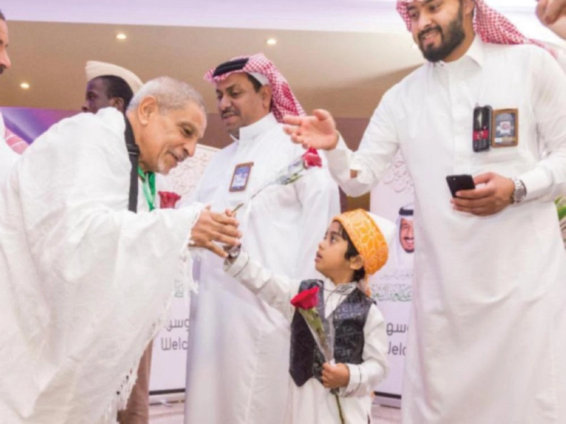 من استقبال الحجاج من أسر شهداء ومصابي الجيش والشرطة المصرية (واس)