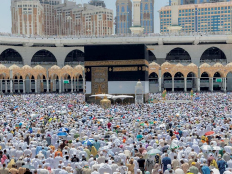 ضيوف الرحمن يؤدون صلاة الجمعة الأخيرة قبل يوم التروية (واس)