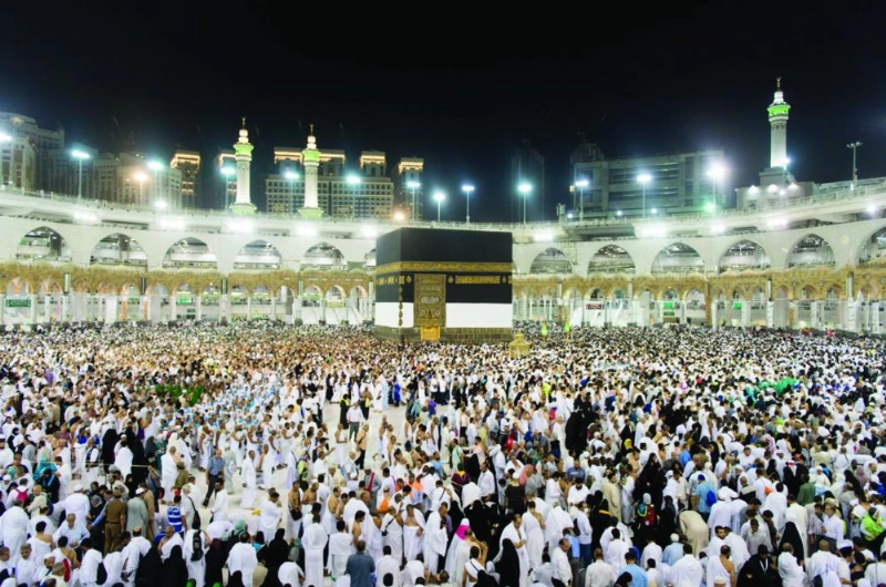 حجاج يؤدون الطواف حول الكعبة المشرفة (واس)