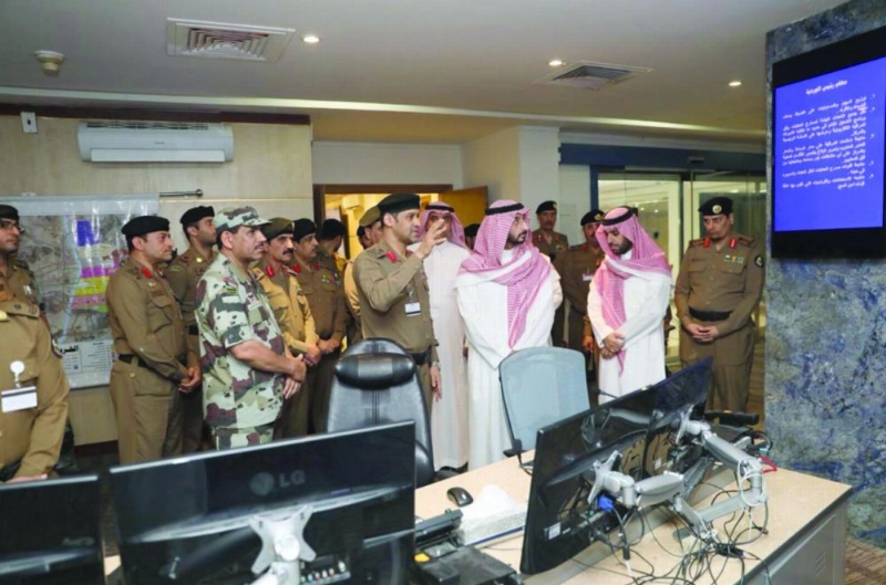 عبدالله بن بندر خلال تفقده غرفة القيادة والسيطرة بالأمن العام (واس)