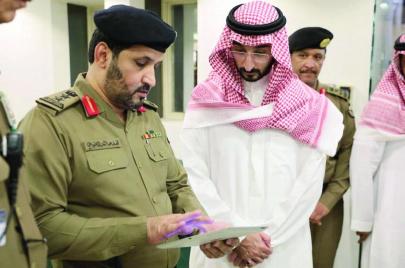 .. ويطلع على تفاصيل الخطط الأمنية