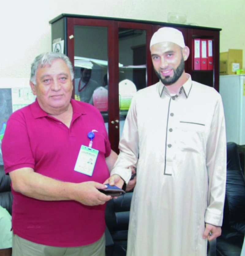 عبدالله يسلم بن زروق محفظته (مكة)